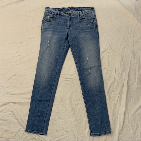 Ann Taylor Loft Relaxed Skinny Jeans 
Size 2/26 
Light Wash Distressed Denim - Picture 16 of 16